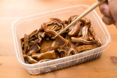 Soya domuz kulakları masada