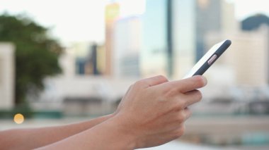 Cep telefonu açık, kullanarak kapatın 