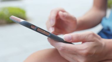 Cep telefonu kullanan kadına yakınlaş 