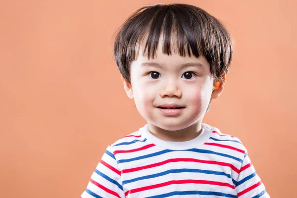 Kleiner Junge lächelt — Stockfoto