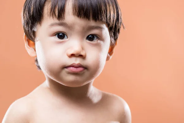 Liebenswerter kleiner Junge — Stockfoto