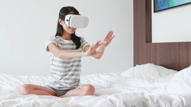 Kadın izlerken sanal gerçeklik aygıt 