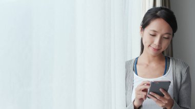 Cep telefonu kullanan kadın 