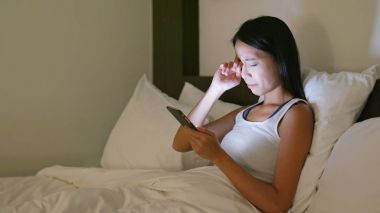 Cep telefonu ve duygu göz ağrısı kullanan kadın 