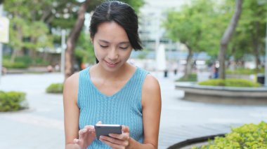 Şehirde cep telefonu kullanan bir kadın. 