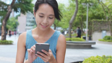 Cep telefonu kullanan kadın