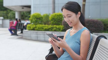 Smartphone, açık kullanan kadın 