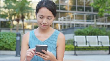 Şehirde cep telefonu kullanan kadın 