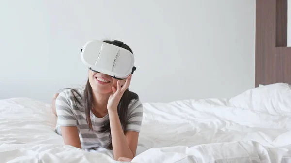 Mujer mirando a través de dispositivo de realidad virtual — Foto de Stock