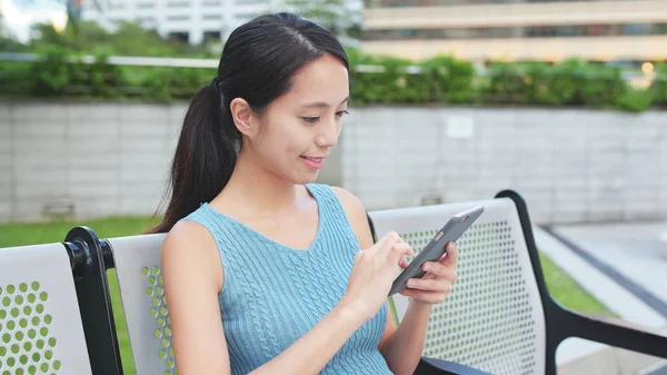 Mulher usando telefone celular na cidade — Fotografia de Stock