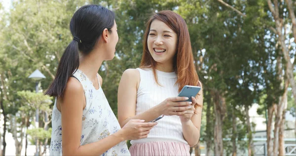 Amici che parlano con il cellulare all'aperto — Foto Stock