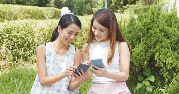 Kadın parkta istimal hareket eden telefon 