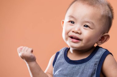 Sevimli küçük çocuk gülümseyen portre