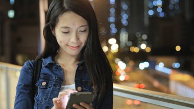 Cep telefonu kullanan kadın 