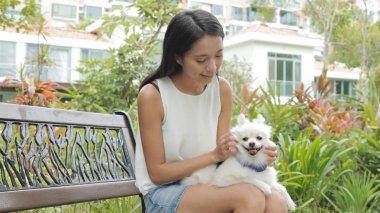 Köpeği olan bir kadın.