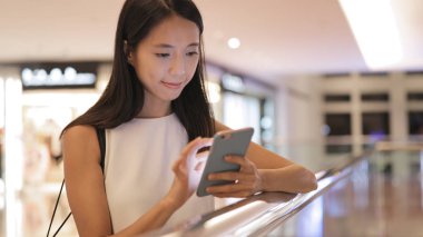 Cep telefonundan mesaj gönderen kadın