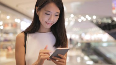 Cep telefonu kullanan genç kadın. 