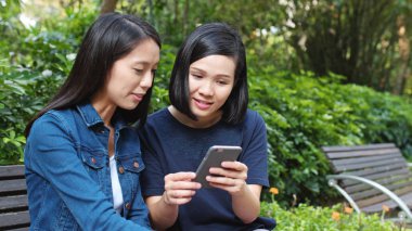 Parkta birlikte arıyorum arkadaşlar 