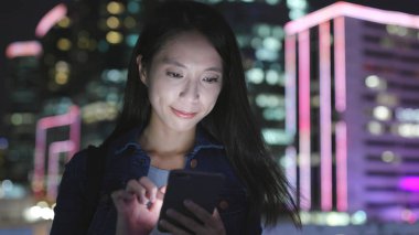 cep telefonuna SMS göndermek kadın