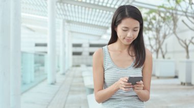 Akıllı telefon kullanan kadın 