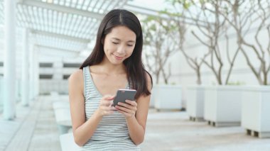 Smartphone vasıl açık bakarak kadın 