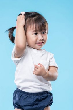 Küçük kız el dokunmak kafasını