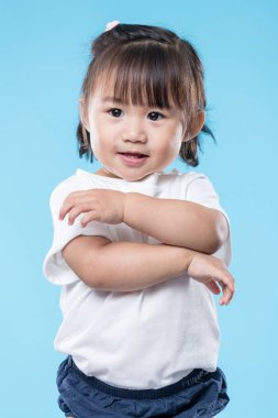 Mavi arka plan üzerinde güzel kız