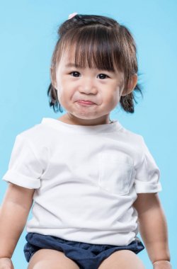 Sevimli kız mavi zemin üzerine