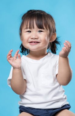 sevimli küçük mutlu kız 