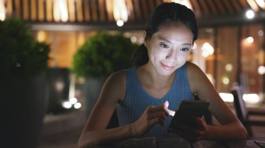 Kadın cep telefonu kullanır