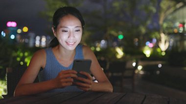 Kadın cep telefonu kullanır 