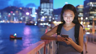 Cep telefonu kullanan kadın 