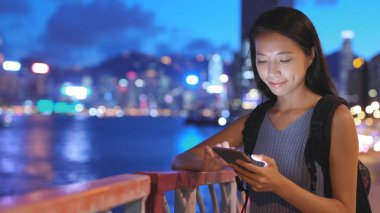 Cep telefonu kullanan kadın 