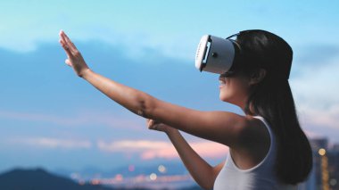 VR aygıtla izlerken kadın 