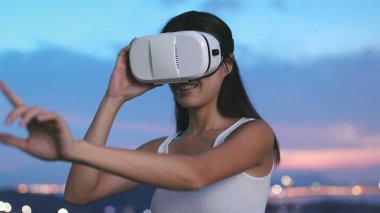Sanal gerçeklik aygıtta izlerken kadın 