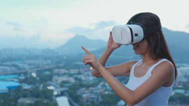 Kadın VR cihazda oyun oynama 