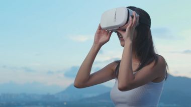 VR aygıtta akşam izlerken kadın 