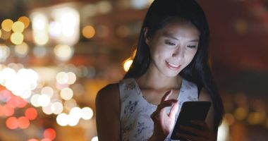 Cep telefonu kullanan kadın 