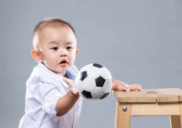 Lille Dreng Spille Fodbold - Stock-foto