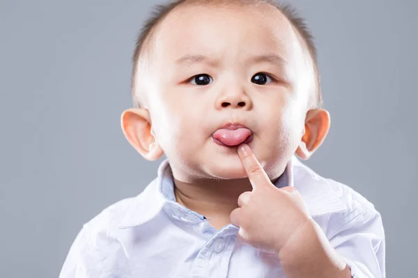 Bebé Niño Mostrando Lengua — Foto de Stock