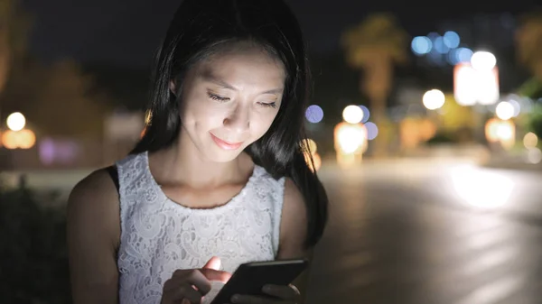 Mujer usando teléfono móvil — Foto de Stock