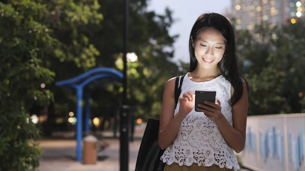 cep telefonu kullanan kadın