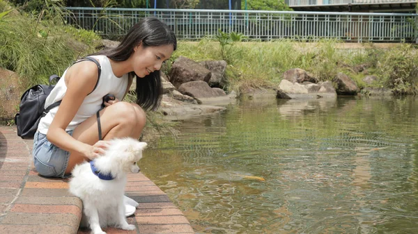 Mulher seu cão no parque — Fotografia de Stock