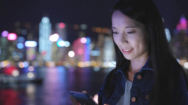 Woman using mobile phone — Stock Photo, Image