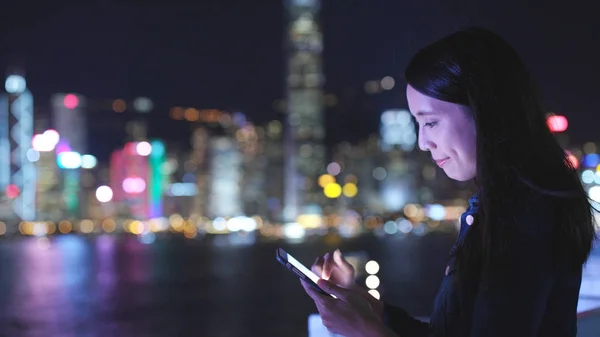 Ung kvinna som använder mobiltelefon — Stockfoto