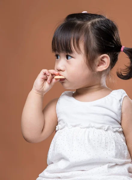 Menina Bonito Comer Biscoito — Fotografia de Stock