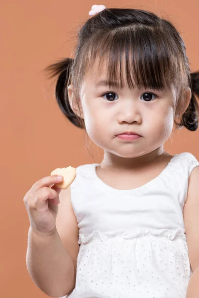 Chica Encantadora Comiendo Galletas — Foto de Stock