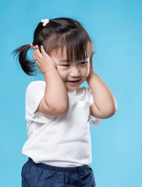 Gadis Kecil Dengan Tangan Menyentuh Telinganya — Stok Foto