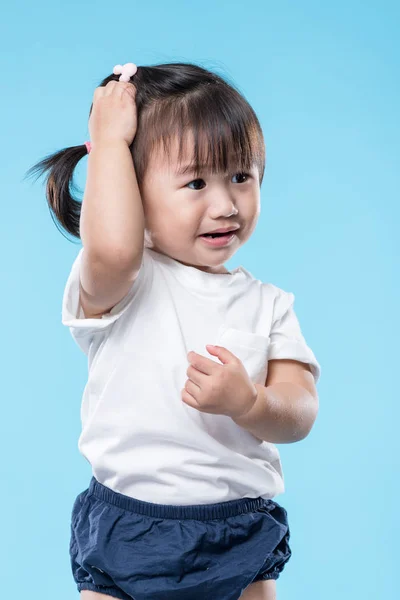 Tangan Gadis Kecil Menyentuh Kepalanya — Stok Foto