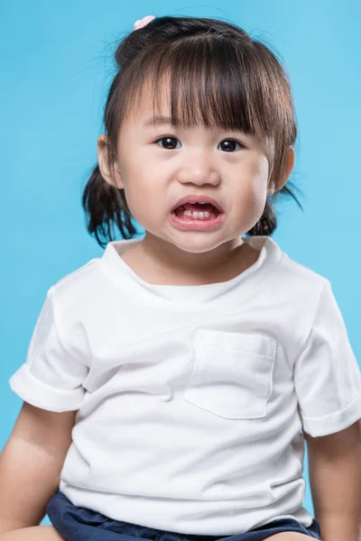 Liten Flicka Visar Hennes Tänder — Stockfoto